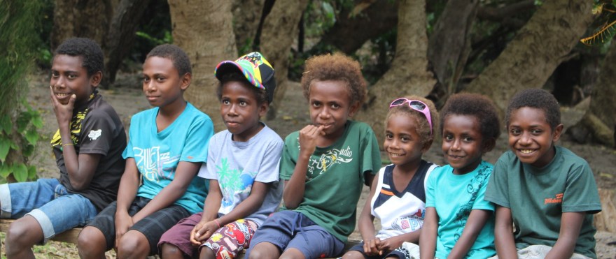 Vanuatu Kids Waiting2